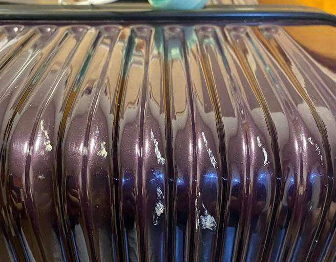 台东丰年机场桃勤人员重摔行李，造成行李箱有明显擦伤痕迹。（翻摄画面）