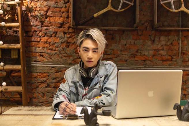 歌手谢和弦2020年被验出尿液有大麻阳性反应，遭判处4月徒刑，谢不满刑期太重上诉，新北地院近期驳回上诉，全案确定。（翻摄自谢和弦脸书）