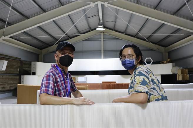 台芯实业负责人张志杰（左）在地经营逾30年，儿子张玮接棒将蜂巢材料发扬光大。（邱立雅摄）