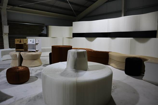 台芯实业的蜂巢材料制作出的家具外型线条优雅，也是可回收材料，符合国际对环保的标准与要求。（邱立雅摄）