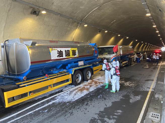基隆消防局今日上午举行111年度防灾演习，模拟一辆油罐车于中山隧道内起火。（基隆市消防局提供／陈彩玲基隆传真）