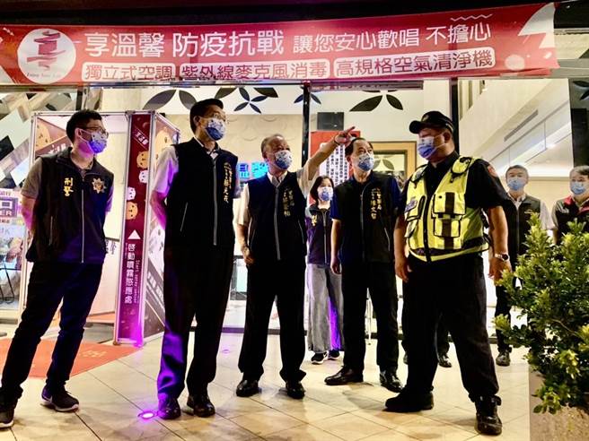 台中市警方到西屯区的KTV等场所宣导，呼吁青少年暑期选择体能、健康活动。(警方提供／林欣仪台中传真)