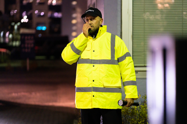 1名女子日前向社区管委会抱怨，她发现大楼夜班警卫在打电动，对方解释因为想睡觉才靠电动提神，她则认为管委会应该开除该警卫。（示意图，达志影像/shutterstock）