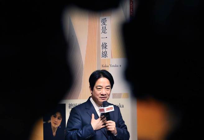 副總統賴清德（見圖）28日出席總統府發言人Kolas Yotaka《愛是一條線》新書發表會，他致詞時談到自己母親面臨喪偶的悲痛，一度哽咽難以言語。（范揚光攝）