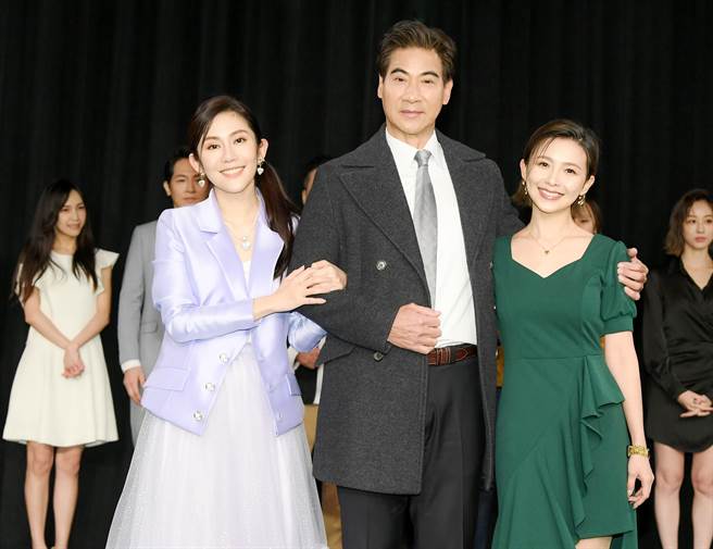 翁家明（中）、王宇婕（左）、吳婉君在《一家團圓》演父女。（三立提供）