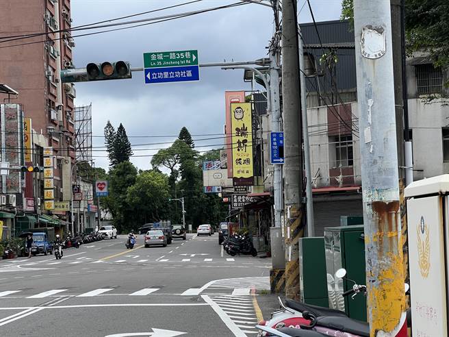 附近路口號誌已停用，金城一路35巷路口也只有閃黃燈。（王惠慧攝）