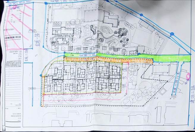 將軍村二期工程將人行道（橘）拓寬，導致金城二路（綠）路寬不足6公尺，改為單向通行。（王惠慧攝）