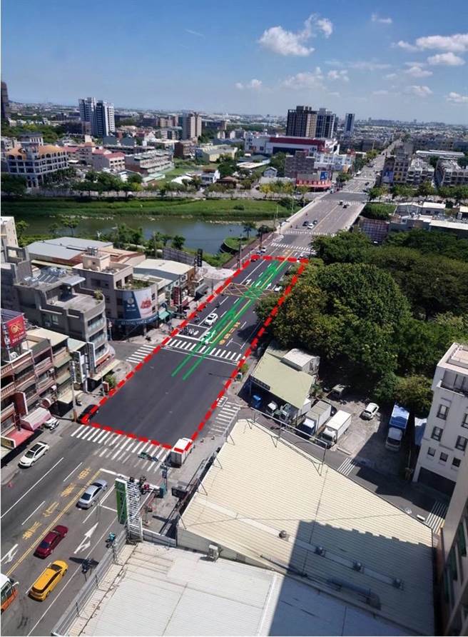 高雄市楠梓区蓝昌路雨水下水道及新建侧沟工程完工，当地民眾盼能改善昔日易淹水情形。图为街道空拍图。（水利局提供／林瑞益高雄传真）