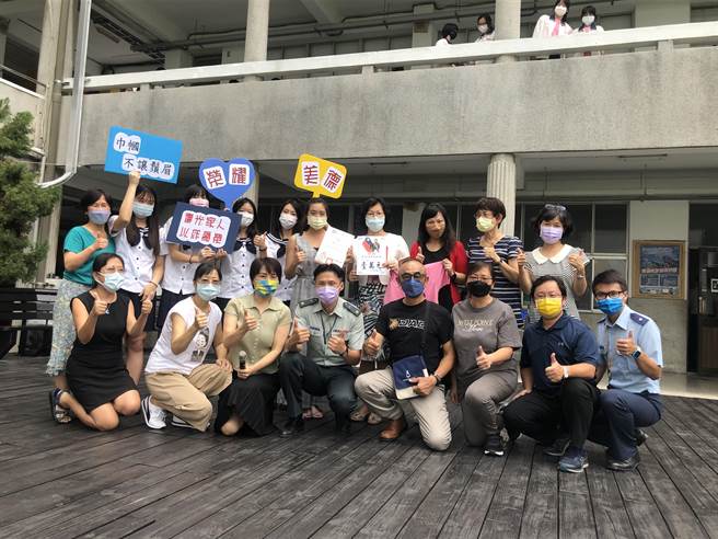 胡家琪（後排右五）今天回母校德光中學，捐出第1筆軍官薪水的1萬元給母校。(曹婷婷攝)