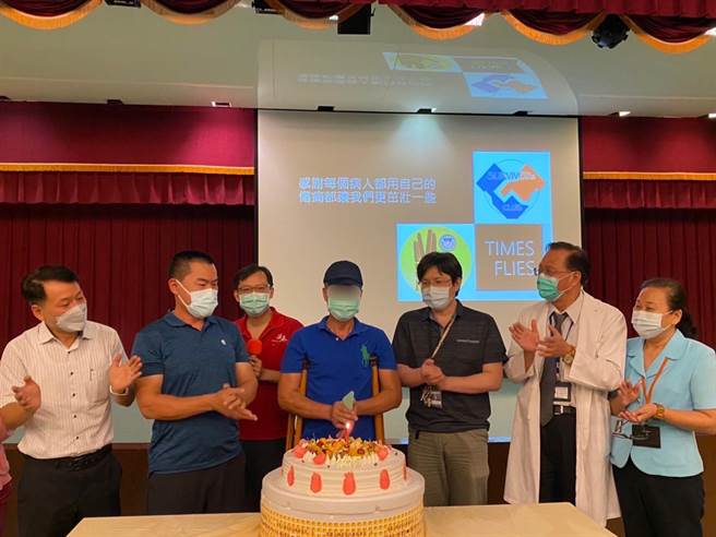 东港56岁陈男（右四）在今年初发生严重车祸，但当下他不愿就医，经5个月康復后，他感谢是警消的坚持把他从鬼门关前拉回来。（新园消防分队提供／谢佳潾屏东传真）