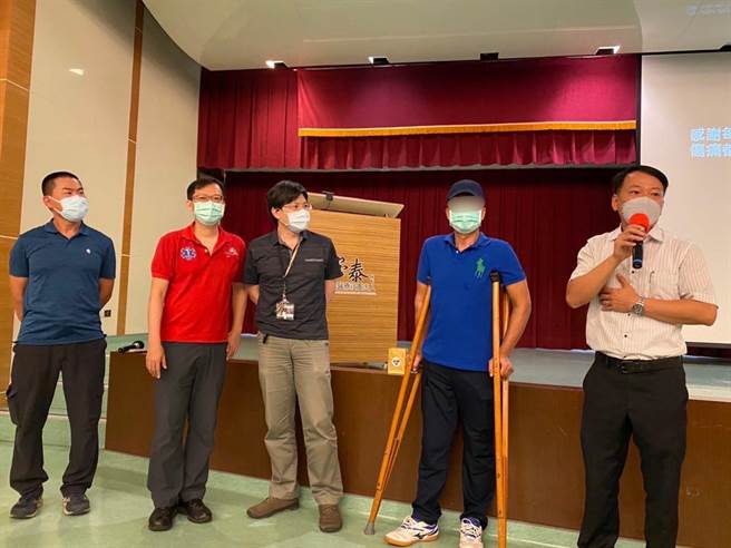 东港56岁陈男（右四）在今年初发生严重车祸，但当下他不愿就医，经5个月康復后，他感谢是警消的坚持把他从鬼门关前拉回来。（新园消防分队提供／谢佳潾屏东传真）