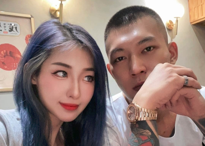 凤梨和秘书欧菈稳定交往中，小俩口经常在社群上隔空斗嘴搞笑。（图／取自凤梨IG）
