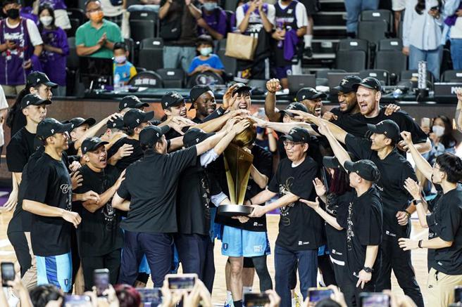 （台北富邦勇士篮球队成功卫冕P.League+第二届总冠军，富邦颁发激励奖金及各子公司推出优惠。图／富邦金控提供）