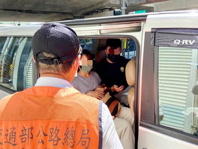 屏东监理站取缔违法白牌车载客，日前在东港码头查获1辆小客车违规载客。（屏东监理站提供／谢佳潾屏东传真）