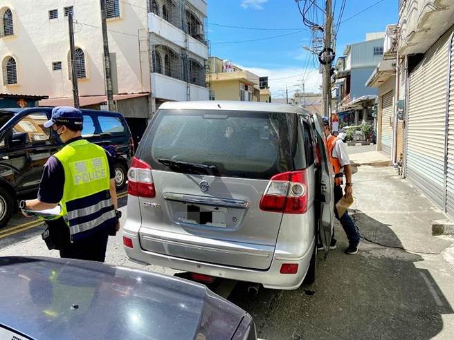 屏东监理站取缔违法白牌车载客，日前在东港码头查获1辆小客车违规载客。（屏东监理站提供／谢佳潾屏东传真）