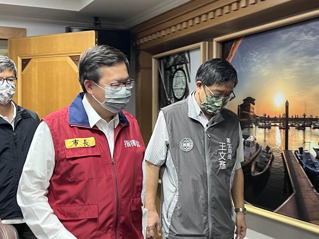 桃园市长郑文灿今日下午主持市府防疫专案会议，和卫生局长王文彦讨论防疫对策。(蔡依珍摄)