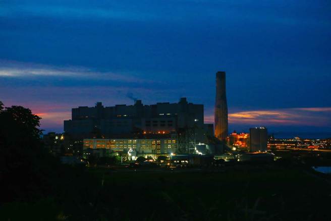 林口火力電廠晚間仍在正運行發電，台灣缺電問題迫在眉梢，政府該如何解決，是民眾迫切需要的答案。（鄧博仁攝）
