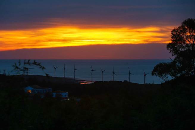 在林口火力電廠旁海岸有許多風車發電機正在運行發電，夕陽印照在風車上美不勝收。台灣缺電問題迫在眉梢，政府該如何解決，是民眾迫切需要的答案。（鄧博仁攝）
