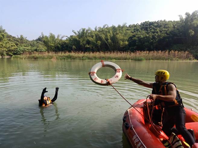 台南市政府消防局第一大队特别针对辖内易发生溺水事故危险水域进行实地勘查，并执行相关演练。（南市消防一大队提供／张毓翎台南传真）