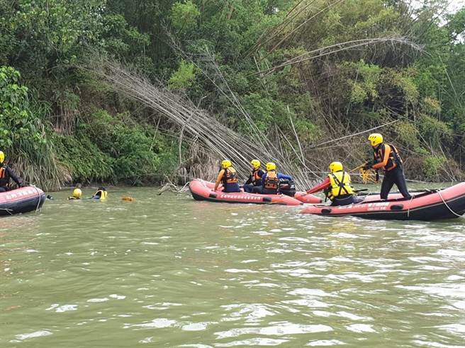 台南市政府消防局第一大队特别针对辖内易发生溺水事故危险水域进行实地勘查，并执行相关演练。（南市消防一大队提供／张毓翎台南传真）