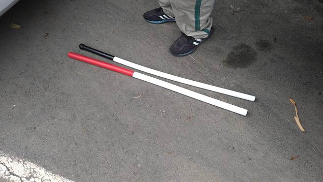 警方起出打伤于姓男子的长胶条。（基隆市警局提供／张志康基隆传真）