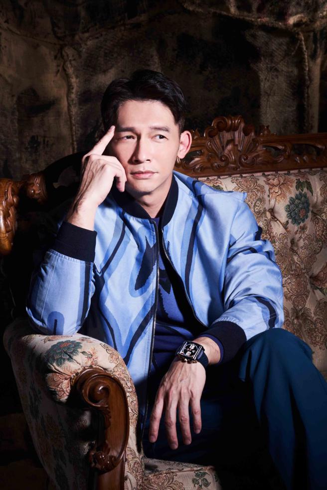 温昇豪表示夏季時尚第一步是練好身材，簡單搭配素T、牛仔褲再以手表等配件做亮點，就能在炎炎夏日依舊時尚滿分，TAG Heuer泰格豪雅Carrera保時捷聯名限量計時腕錶，23萬2200元。（攝影/JOJ PHOTO、服裝/Berluti、表/TAG Heuer泰格豪雅）