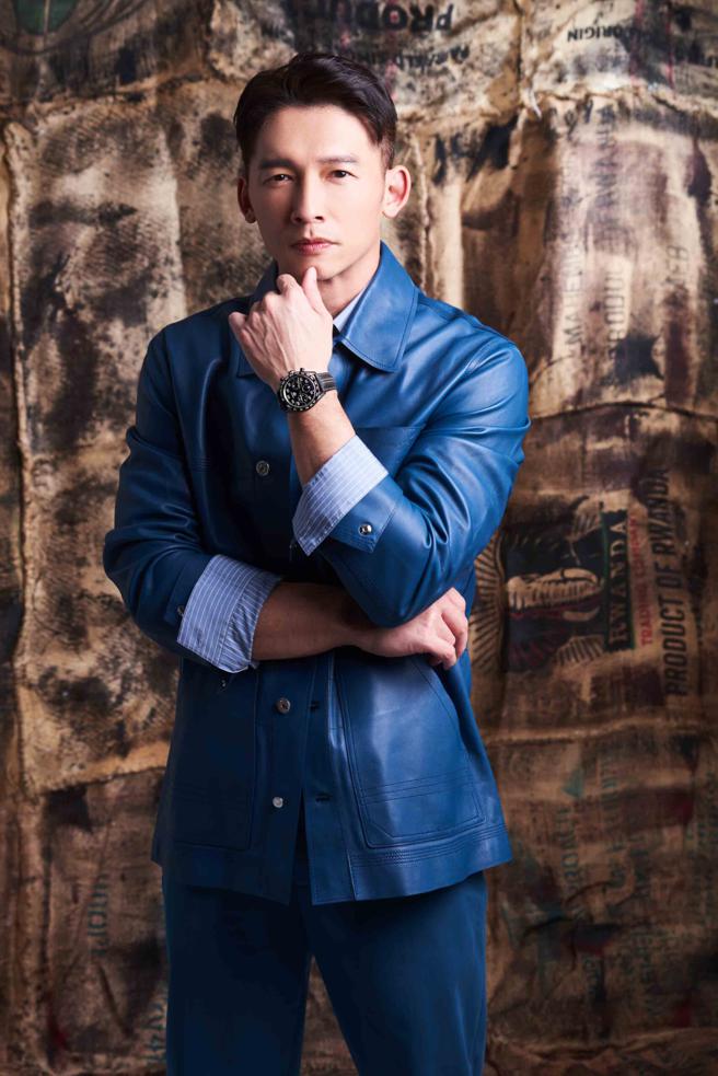 温昇豪表示夏季時尚第一步是練好身材，簡單搭配素T、牛仔褲再以手表等配件做亮點，就能在炎炎夏日依舊時尚滿分，TAG Heuer泰格豪雅Carrera保時捷聯名限量計時腕錶，23萬2200元。（攝影/JOJ PHOTO、服裝/Berluti、表/TAG Heuer泰格豪雅）