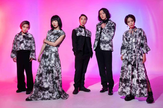 I Mean Us着台湾设计师品牌GIOIA PAN 2022秋冬系列「无极」，展星味，（左起顺时针）吉他手咏淳、主唱兼键盘手Mandark、贝斯手Hank、主唱OHAN、鼓手佩蓬。（摄影/石智中、服装/GIOIA PAN、妆/万芹菲 ）