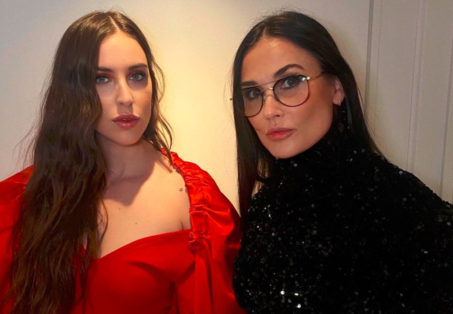 黛咪摩尔(右)与布鲁斯威利所生的女儿史考特，神似妈妈年轻时的美貌。（图／取自黛咪摩尔IG）