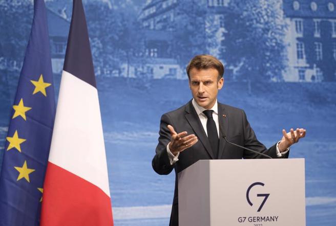 俄羅斯飛彈擊中克列緬丘格一座購物中心，造成至少20人罹難。馬克宏表示，俄國行為觸犯「戰爭罪」。（圖／路透社）