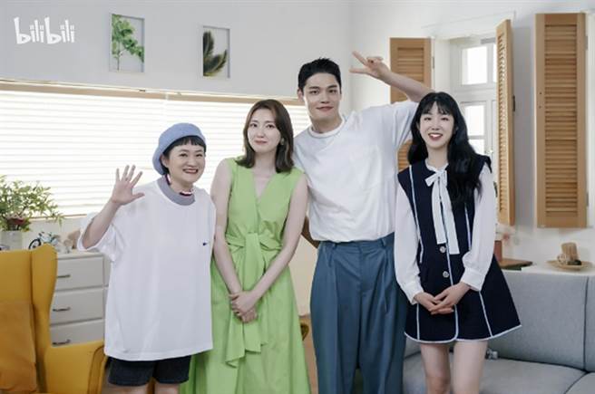 《再次初戀》主持群金信英（左起）、金允珠、鄭赫、裴津銳。（bilibili提供）