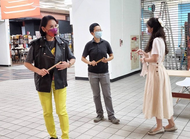 陳亞蘭理事長指導學員小旦身段。(臺北市歌仔戲推廣協會提供)