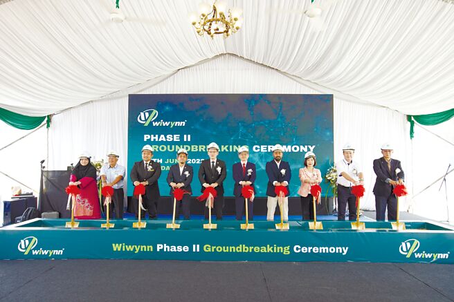 纬颖科技首座于马来西亚自建的新厂二期工程动工，27日在柔佛州士乃机场城举行动土仪式。图／纬颖科技提供