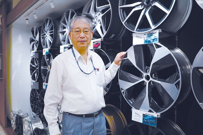 巧新董事長黃聰榮，親自秀出公司產製超跑、豪華汽車品牌車廠的鍛造鋁合金輪圈。圖／劉朱松