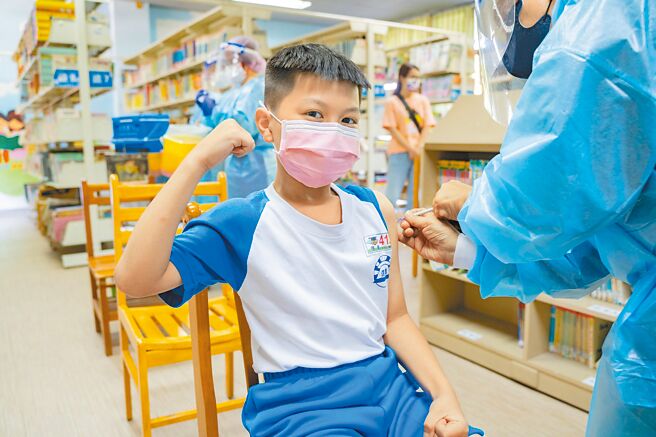 屏東縣政府27日發布新聞稿表示，輝瑞兒童疫苗校園第2劑開打，首日排定信義、仁愛、高士等3所國小，施打率達77.8%。（屏東縣政府提供）