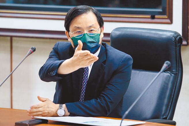 经济部次长林全能27日主持「111年电价费率审议临时会」审议111年上半年公用售电业电价费率会后记者会，宣布平均电价涨幅为8.4％，住宅用电每月1000度以下基本民生用电不涨。（邓博仁摄）