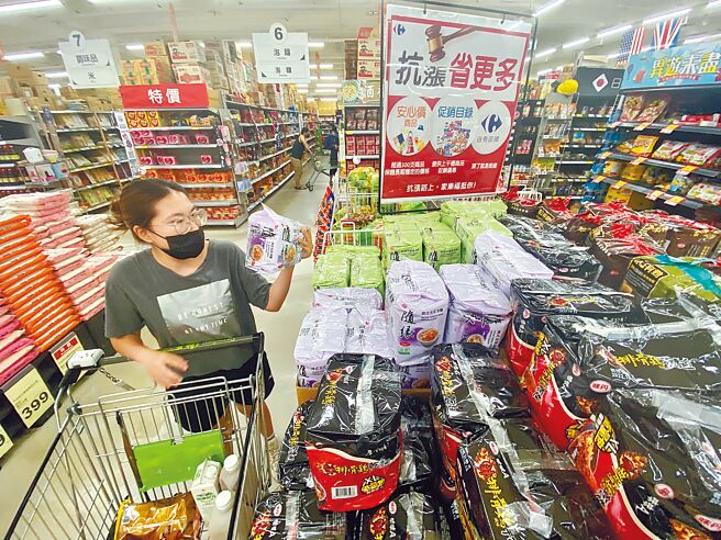 國發會昨公布最新5月景氣燈號，續亮出第3顆「綠燈」，景氣對策信號綜合判斷分數為28分，與上月持平。圖為高雄民眾前往大賣場採買民生用品。（中央社）