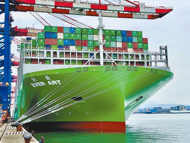 台股昨日強勢反攻，終場上漲244.69點，收在15548.01點，航運族群表現亮眼，貨櫃三雄齊拉漲停，成為盤面人氣焦點。圖為長榮海運「長彩輪」靠泊台北港。（長榮提供）