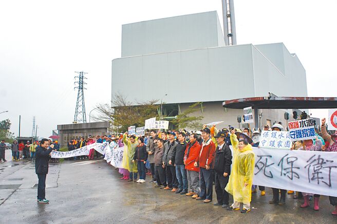 2005年竣工的林内焚化炉迄今未启用，云林县府2008年被仲裁判赔29.5亿元，图为2016年云林县议会拟勘查焚化炉堪用情形，大批林内乡民前往抗议。（本报资料照片）