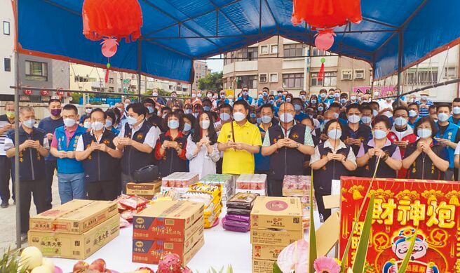 苗栗县议长锺东锦的县长竞选总部27日动工，展现自己参选到底的决心，包括副议长李文斌等不分党籍22位议员到场声援。（李京升摄）