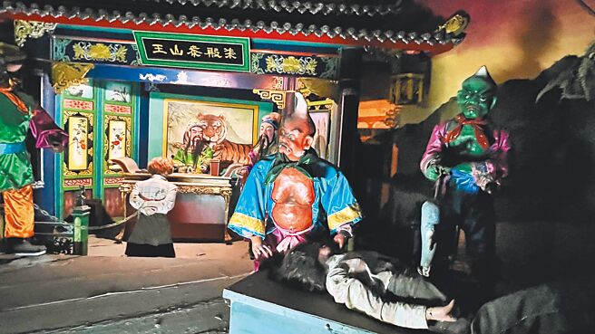 麻豆代天府的「十八地獄」介紹地獄18層每種罪刑的懲罰。（張毓翎攝）