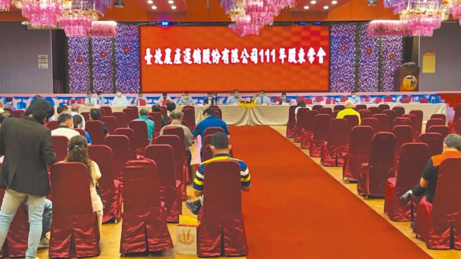 台北农产运销公司27日召开股东大会，股东刘炎坤不满指出，西瓜甘蔗区共28摊，北农今年要收回4摊，在疫情下无疑是落井下石。（刘炎坤提供／张芷瑜台北传真）