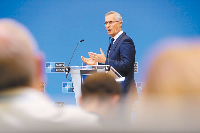 2022年6月16日，在比利時布魯塞爾的北約總部，北約祕書長史托騰柏格在北約成員國國防部長會議後的新聞發布會上發言。（新華社）