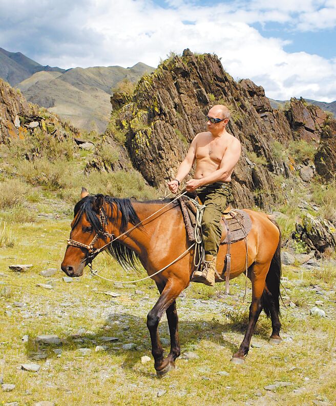 拍摄团体照时，英国首相强森问要不要脱上衣，向外界展示比俄罗斯总统普丁还要硬汉？加拿大总理杜鲁道也附和。图为普丁。（俄罗斯新闻社）