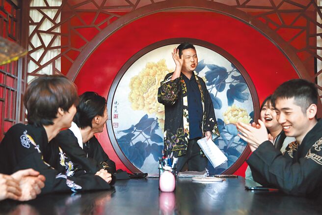 近日大陆官方首次在全大陆范围将剧本杀、密室逃脱等剧本娱乐经营场所新业态纳入管理，脚本则要求必须有备案与内容自审机制。（中新社）