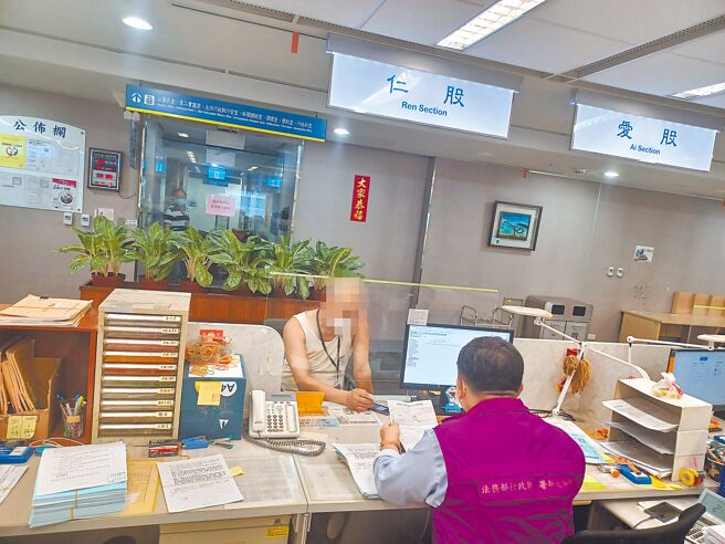 卓父含泪替儿子代缴酒驾罚锾，终于在本月24日全数缴清。（行政执行署新北分署提供／吕健豪新北传真）