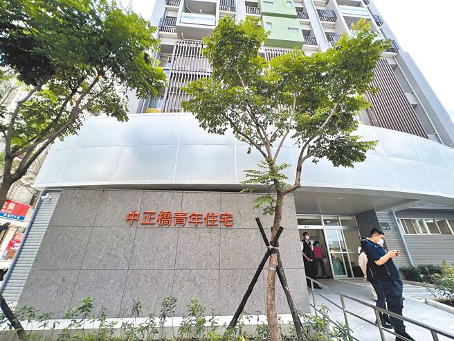 从2017年就开工，新北市永和中正桥派出所及青年社会住宅终于完工，成为中正桥头新地标，该建筑为地下3层、地上13层的复合式大楼。（李奇叡摄）