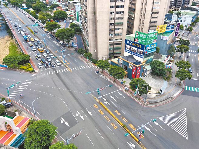 桃园区成功路与三民路口是不对称的五向散射道路，是全桃园事故排名第一的路口，桃警建置成多功能科技执法实验示范区，16设备7月1日上线开罚。（警方提供／蔡依珍桃园传真）
