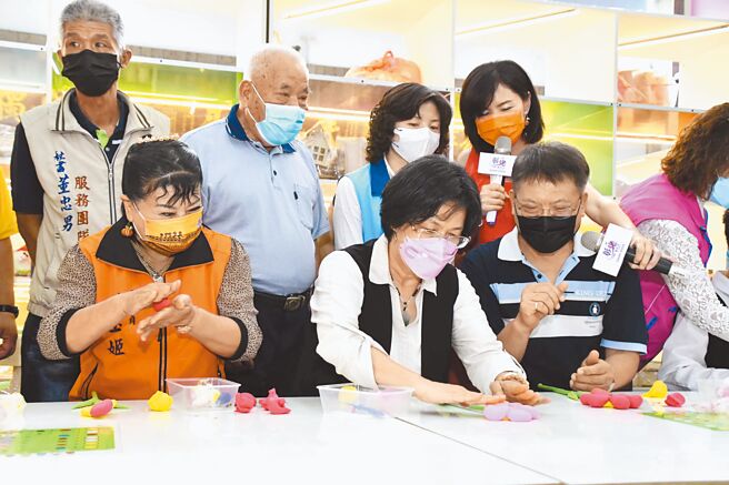 彰化縣政府為了讓學童與家長能有充實的暑假生活，特別規劃共18梯次的夏令營，包括古蹟認識、兒童戲劇、歌仔戲、布袋戲、傳統南北管、農業體驗等，共有420個名額，即日起開放網路報名。（縣府提供／吳建輝彰化傳真）