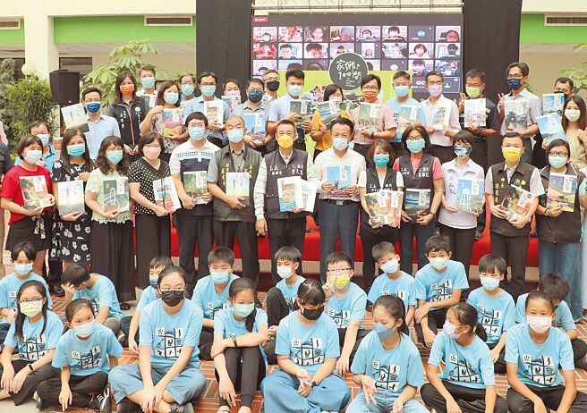 歷时3年多编撰，嘉义县18乡镇市专属的《家乡100问》乡土教材27日问市，县府特地举办发表会。（吕妍庭摄）